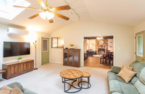 Gouldsboro House | Cozy Poconos Ranch Home with Pool Access, Near Lake!