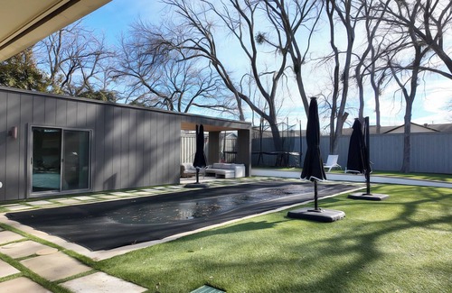 Garland Apartment | Cozy Pool Cabana Back house with Pool