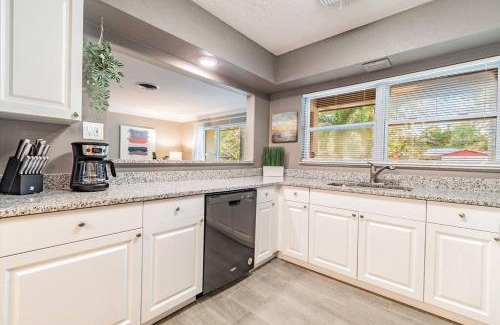 Clearwater House | Cozy Pool House for 10 PPL Close to Clearwater