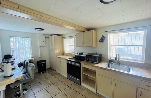 Margate House | Cozy Pool-House with 3 Bedrooms