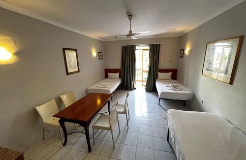 St. Paul's Bay Bed & Breakfast | Cozy poolside apartment with 5 beds