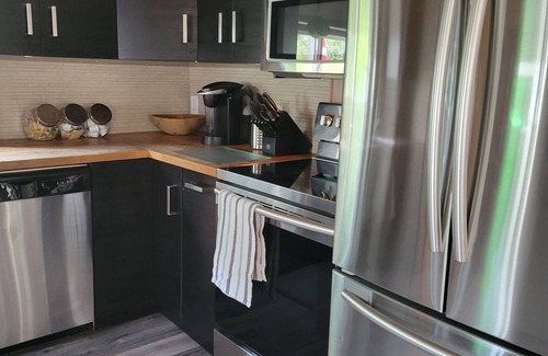 St. Catharines Cottage | Cozy Port Dalhousie Cottage - walkable to everything (pet friendly)