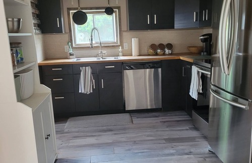 St. Catharines Cottage | Cozy Port Dalhousie Cottage - walkable to everything (pet friendly)