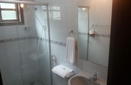 Maria Paula House | Cozy Pousada in Pendotiba - Room for 04 people
