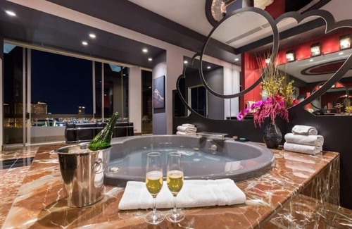 Winchester Resort | Cozy Presidential 2-bedroom suite in marvelous Las Vegas with fitness room, WiFi