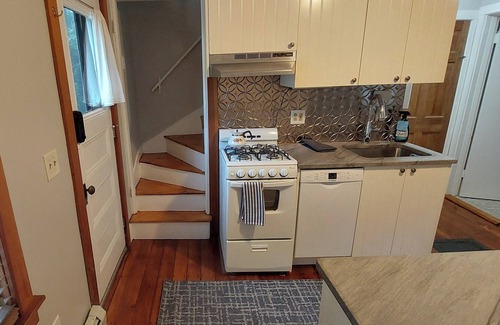 West Roxbury Apartment | Cozy priv apt in antique home on the edge of Boston w public trans Full kitchen!