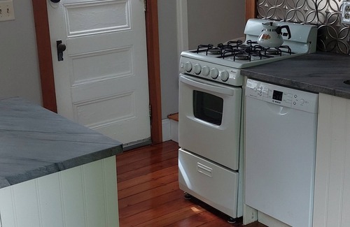 West Roxbury Apartment | Cozy priv apt in antique home on the edge of Boston w public trans Full kitchen!