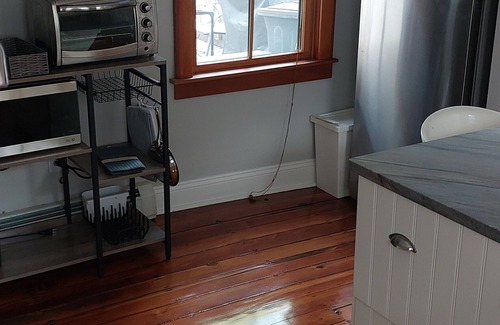 West Roxbury Apartment | Cozy priv apt in antique home on the edge of Boston w public trans Full kitchen!