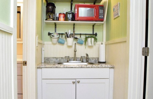 Disston Heights House | Cozy private 1 bedroom & bath Suite in the "Sunshine City" min's to beaches/city