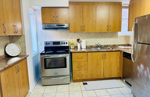 Churchill Meadows House | Cozy Private 1BR Walk-Out Suite