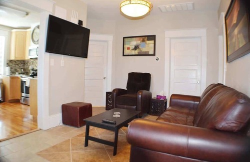 Roanoke Apartment | COZY PRIVATE 3 BEDROOM APARTMENT HIGH END SLEEP 6