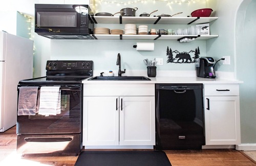 Stetson Hills House | Cozy Private Basement, Hot Tub, Washer+Dryer, Full Kitchen, Fenced Backyard