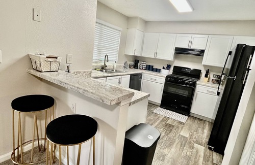 Sandy Springs Apartment | Cozy & Private Balcony - Free Parking - Fully Stocked Kitchen - Netflix