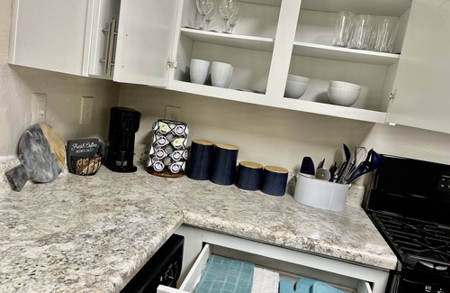 Sandy Springs Apartment | Cozy & Private Balcony - Free Parking - Fully Stocked Kitchen - Netflix