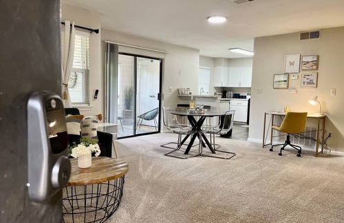 Sandy Springs Apartment | Cozy & Private Balcony - Free Parking - Fully Stocked Kitchen - Netflix