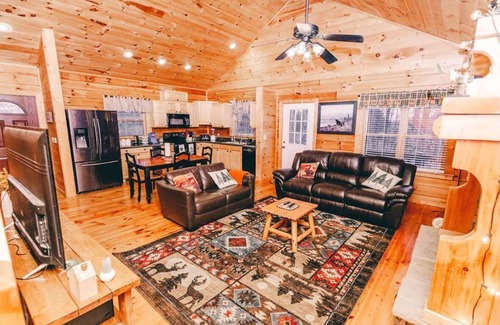 Ranger Cabin | Cozy Private Cabin - Hot Tub, Pool Table, Fire Pit, Near Lake & MORE!
