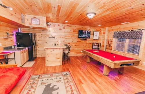 Ranger Cabin | Cozy Private Cabin - Hot Tub, Pool Table, Fire Pit, Near Lake & MORE!