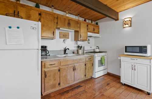 Upper Moonridge Cabin | Cozy Private Cabin in the Upper Moonridge Area w/WiFi/TV/Fireplace