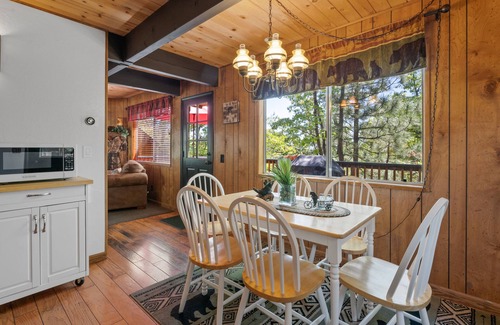 Upper Moonridge Cabin | Cozy Private Cabin in the Upper Moonridge Area w/WiFi/TV/Fireplace