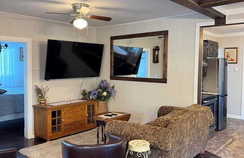 Castlegar Cottage | Cozy, private cottage, within city limits of Castelgar