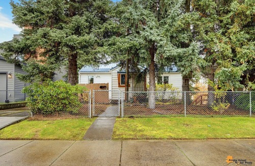 South Addition House | Cozy Private Cottage- 5 min. walk to Coastal Trail, Restaurants, Park Strip