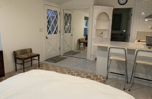 Easton Addition Apartment | Cozy private cottage in Prime Easton Addition neighborhood in Burlingame.
