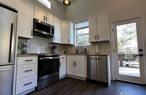 Jacksonville Cottage | Cozy private family ranch cottage! Vineyards, Britt Festival and Applegate Lake!