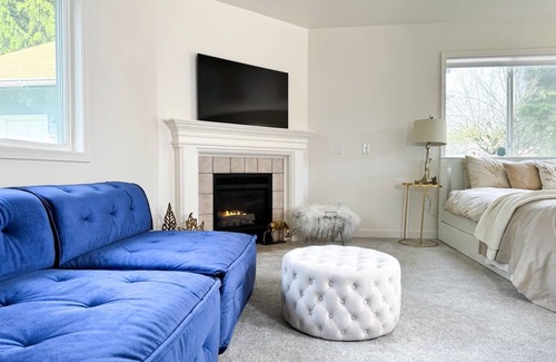 Duvall House | Cozy Private Guestroom, super close to great hiking trails!
