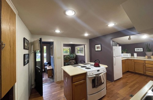 Warrensburg House | Cozy Private home