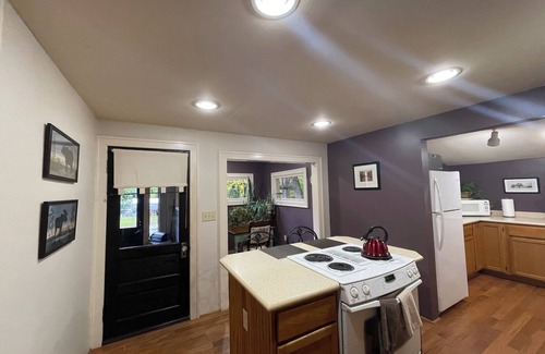 Warrensburg House | Cozy Private home