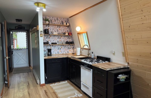 Republic Cottage | Cozy, private lakefront cottage with sunset view!