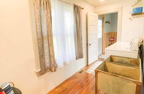 Jewell County House | Cozy private Lakehouse with prime fishing, hunting, and lake access.