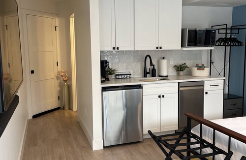 Jefferson Park House | Cozy, private, mother-in-law suite blocks from the Stadium in charming Jeff Park