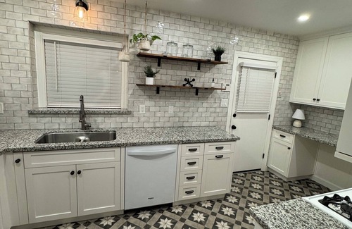 Tulare House | Cozy, private parking and centrally located home in Tulare!