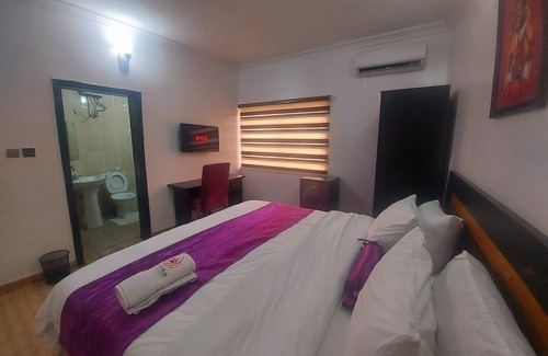 Ikeja Cabin | Cozy private room holiday room with 24/7 light + WiFi