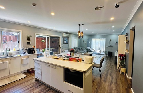 Deer Park House | CoZy Private Room near Deer Park Train Station