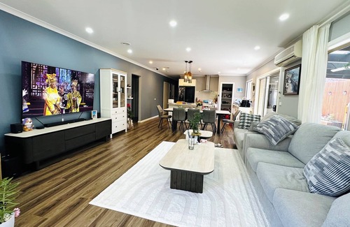 Deer Park House | CoZy Private Room near Deer Park Train Station
