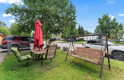 Russian Jack Park House | Cozy Private Room with Two Beds And Private Bath