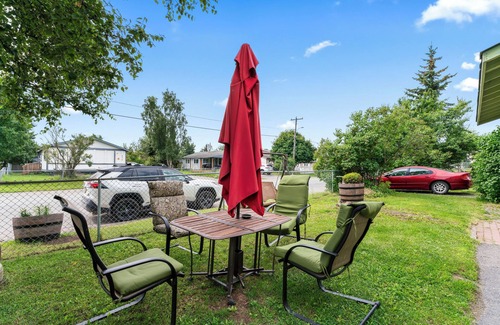 Russian Jack Park House | Cozy Private Room with Two Beds And Private Bath