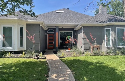 Southwest Carrollton House | Cozy Private Room with Private Ensuite Bath in Carrollton