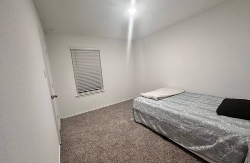 Katy House | Cozy Private Room with Private Bathroom in Charming Katy