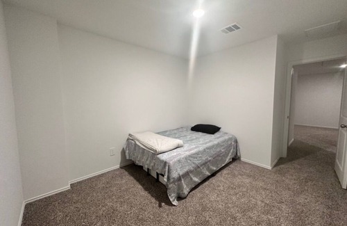 Katy House | Cozy Private Room with Private Bathroom in Charming Katy