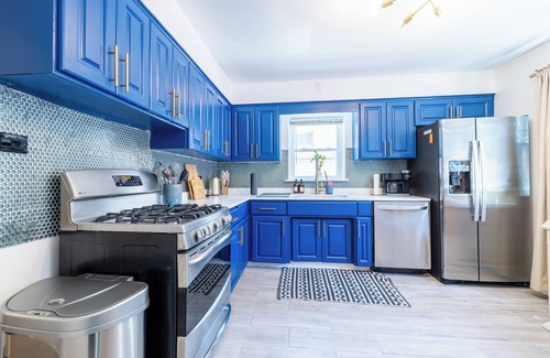 Evanston House | Cozy Private & Spacious 6-bedroom Duplex with Parking in charming Evanston
