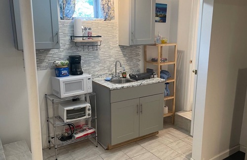 South Side Apartment | COZY PRIVATE STUDIO w/ Free Off-Street Parking & Washer/Dryer