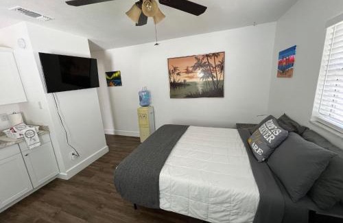 Seminole House | Cozy private studio w/own yard - 3mi from Beach