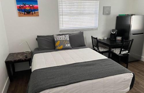 Seminole House | Cozy private studio w/own yard - 3mi from Beach