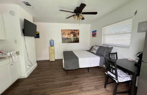 Seminole House | Cozy private studio w/own yard - 3mi from Beach