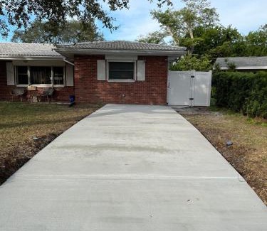 Seminole House | Cozy private studio w/own yard - 3mi from Beach