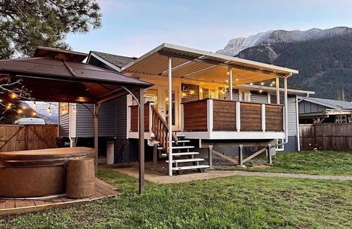 Hope House | Cozy Private Suite with hot tub and fire-pit!