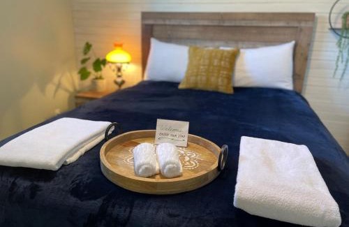 Hope Apartment | Cozy Private Suite with HOT TUB fire pit and AC!